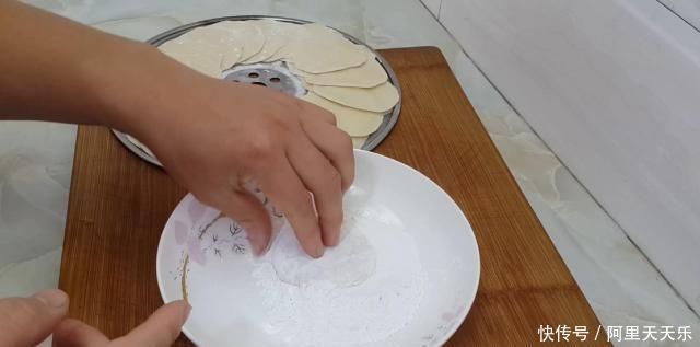 饺子皮|饺子皮别包饺子了，教你简单一做，比蒸饺包子好吃几十倍，太香了
