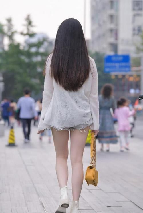 性感|小姐姐看似漫无目的的样子,刚好让牛仔裤发光