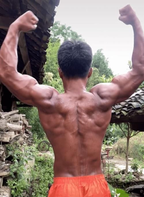 农村|这位从农村里走出来的肌肉男，到底什么水平？