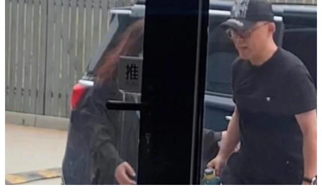 快乐家族全员停工？何炅新节目被顶替，疑似芒果禁止主持人接私活