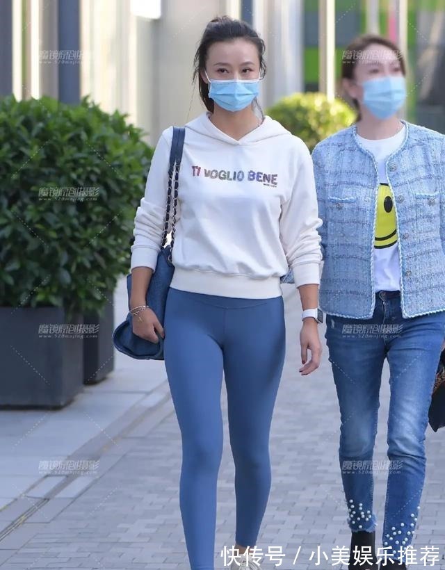 瑜伽裤 白色卫衣搭配蓝色瑜伽裤,清新有感,淡雅自然,魅力四射!