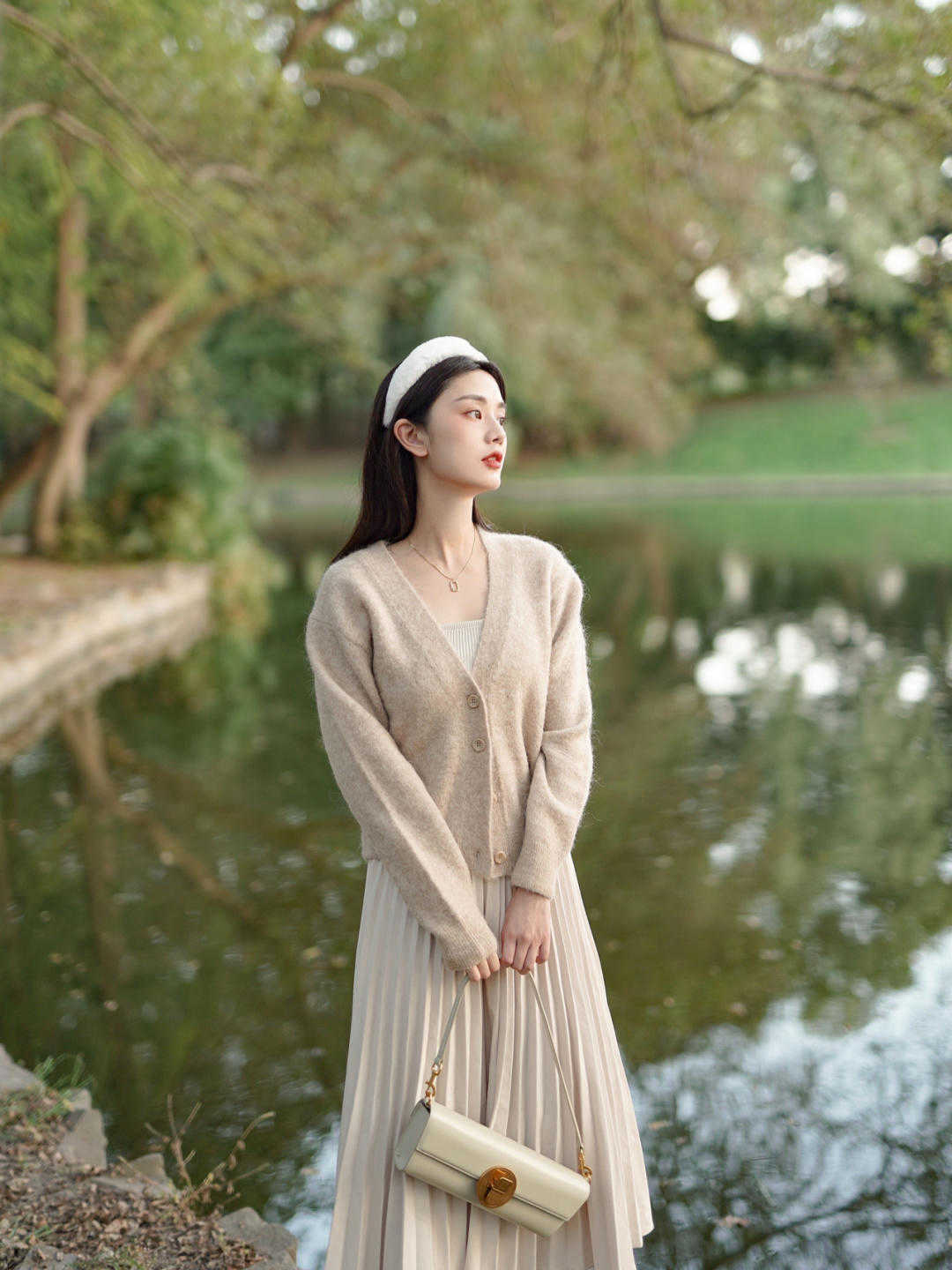 大衣|秋季不要瞎打扮,针织衫搭配百褶裙温柔优雅又保暖,美得高级