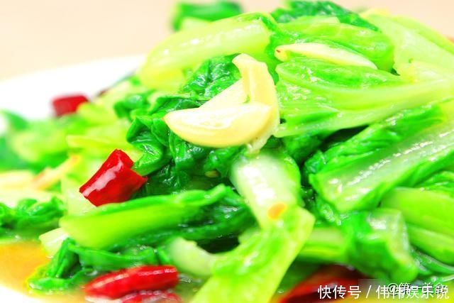 炒青菜时、最忌讳直接下锅炒牢记3个要点,青菜翠绿不发黑