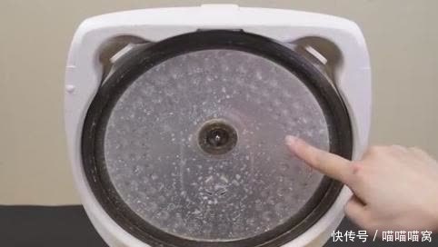 今天才知道,电饭煲有三个地方,要经常擦一擦,不然越用越耗电