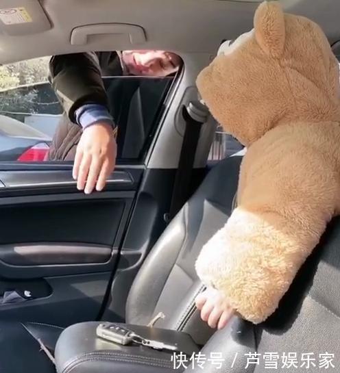 爸爸|粗心父亲把孩子关车里,用树枝取钥匙,网友:被宝宝举动圈粉