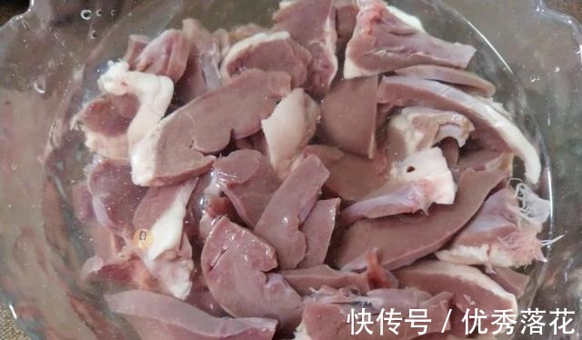 猪心别再炒菜啦,把它煲成汤,清爽可口无腥味,冬季多喝身体好!