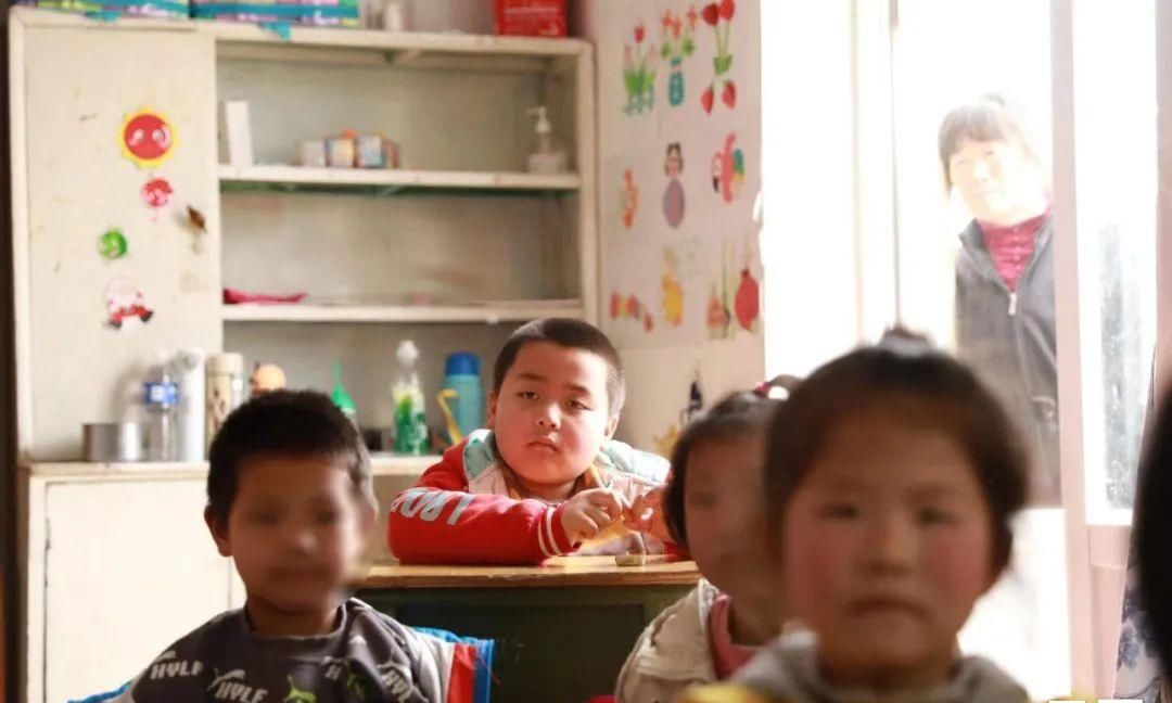 6岁男童成“玻璃人”，不敢玩不敢交朋友，向奶奶哭诉：我好孤独