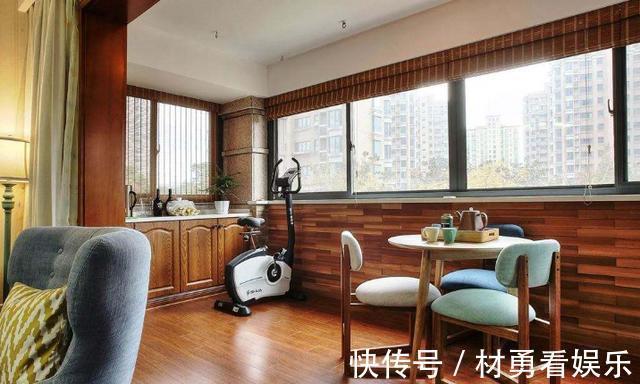 阳台|客厅带阳台的户型,别只知道装推拉门了,如今更流行这样做