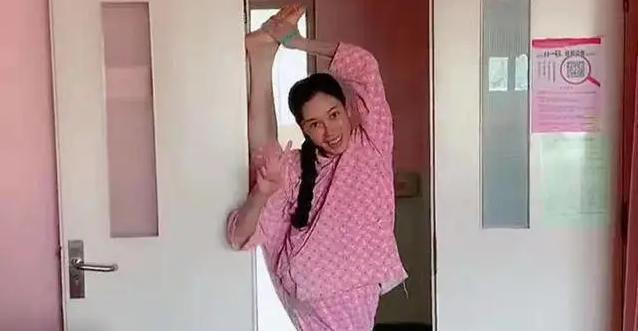 孕妈|“最乐观孕妈”火了,宫口已开,还在产房外秀舞技,准爸无法淡定