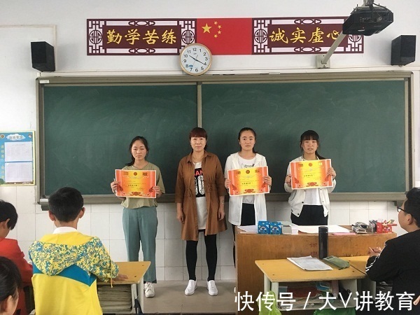 家长群|全班只有一人没得奖状,家长不服找老师理论,却被“踢出群聊”