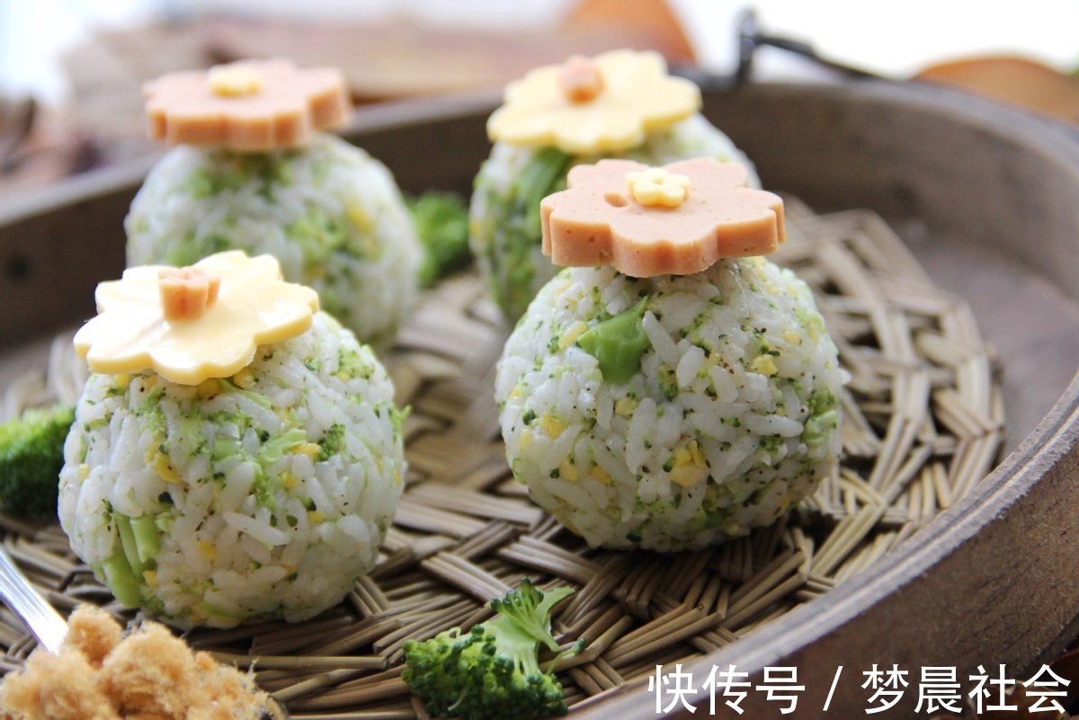 自制|自制肉松饭团，搭配西兰花，好吃又营养