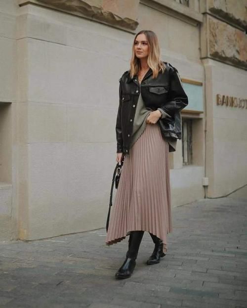 最近火了一种穿搭叫“皮衣+半身裙”，时髦保暖，冬天就这样穿