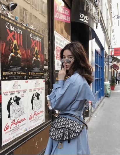 风衣穿得美不美，关键看内搭，早春选择这几款就对了