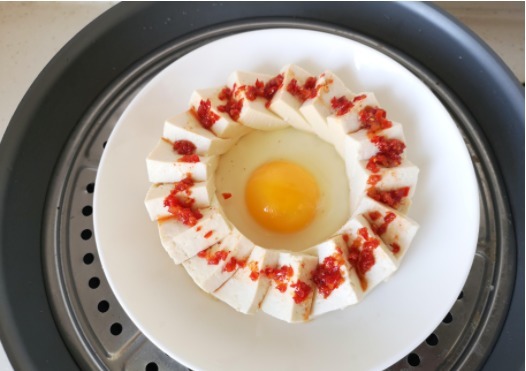 豆腐新吃法,切一切蒸一蒸几分钟就上桌,酸辣开胃,天天吃都不腻