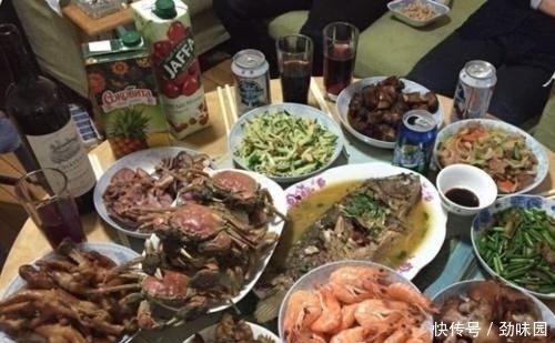 南方人在东北饭馆吃饭,刚开始嫌菜少,端上来后感觉头大了