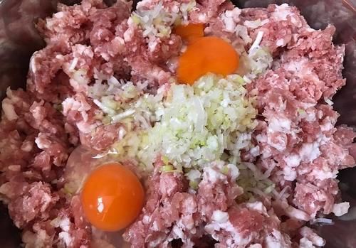 这样做猪肉韭菜饺子馅,好吃没有汤