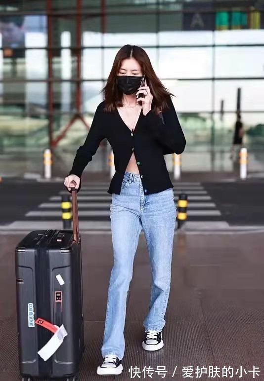 高级感|刘雯引领早秋新风潮,单穿针织开衫只扣2个扣子,高级感扑面而来