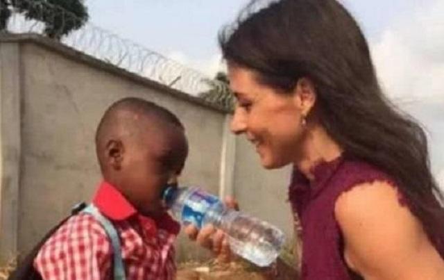 非洲|还记得6年前,在路边讨水喝的非洲小男孩吗?被收养后现状如何?