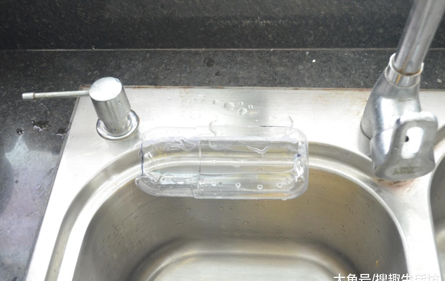  省钱|塑料瓶我再也不扔了, 改造一下, 粘在厨房里有大用处, 省钱又实用