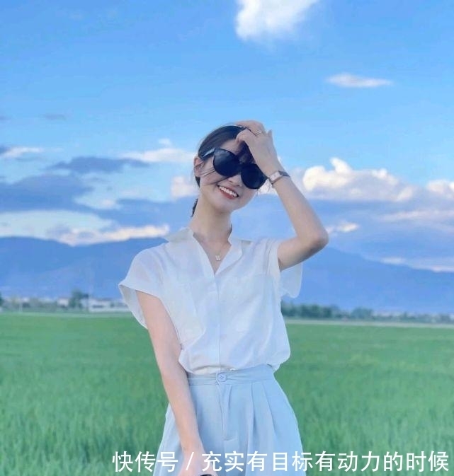 成熟|成熟女人怎么穿才好看呢？简约温柔的穿搭就很不错，高级又有魅力