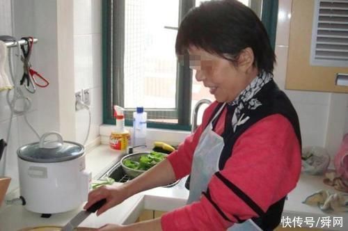 女儿3岁还不会走路，妈妈送去医院检查，医生却轻声说:报警吧