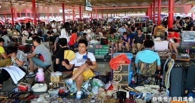 马未都:看上地摊一破盘子,摊主说300元,200元买下后哈哈大笑