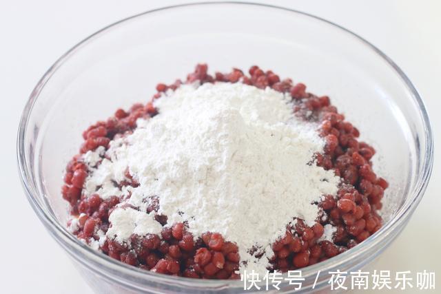 香甜|东北粘豆包的懒人做法,晶莹剔透,软糯香甜,刚出锅就吃了仨