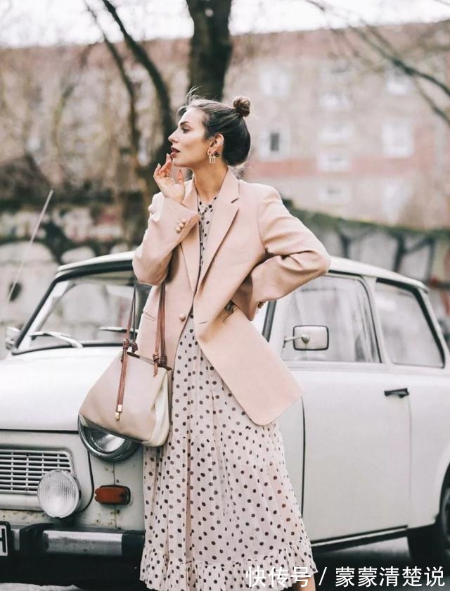 秋冬 秋冬衣服怎样选关键看“颜色”!今年流行这5种,减龄又百搭!