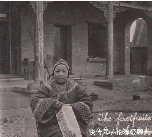 抹额|老照片：清朝女子为什么额头包“抹额”，因为发际线太高吗