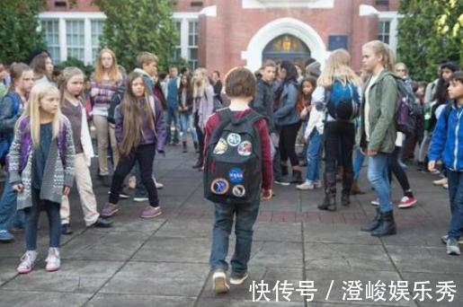 工具|父母“凡尔赛”式晒娃,把孩子当炫耀工具,赢了面子却尴尬了孩子