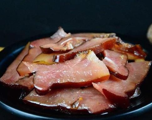  好吃|腌腊肉时，只加盐是不行的，有了这两味料，腊肉才咸香入味更好吃