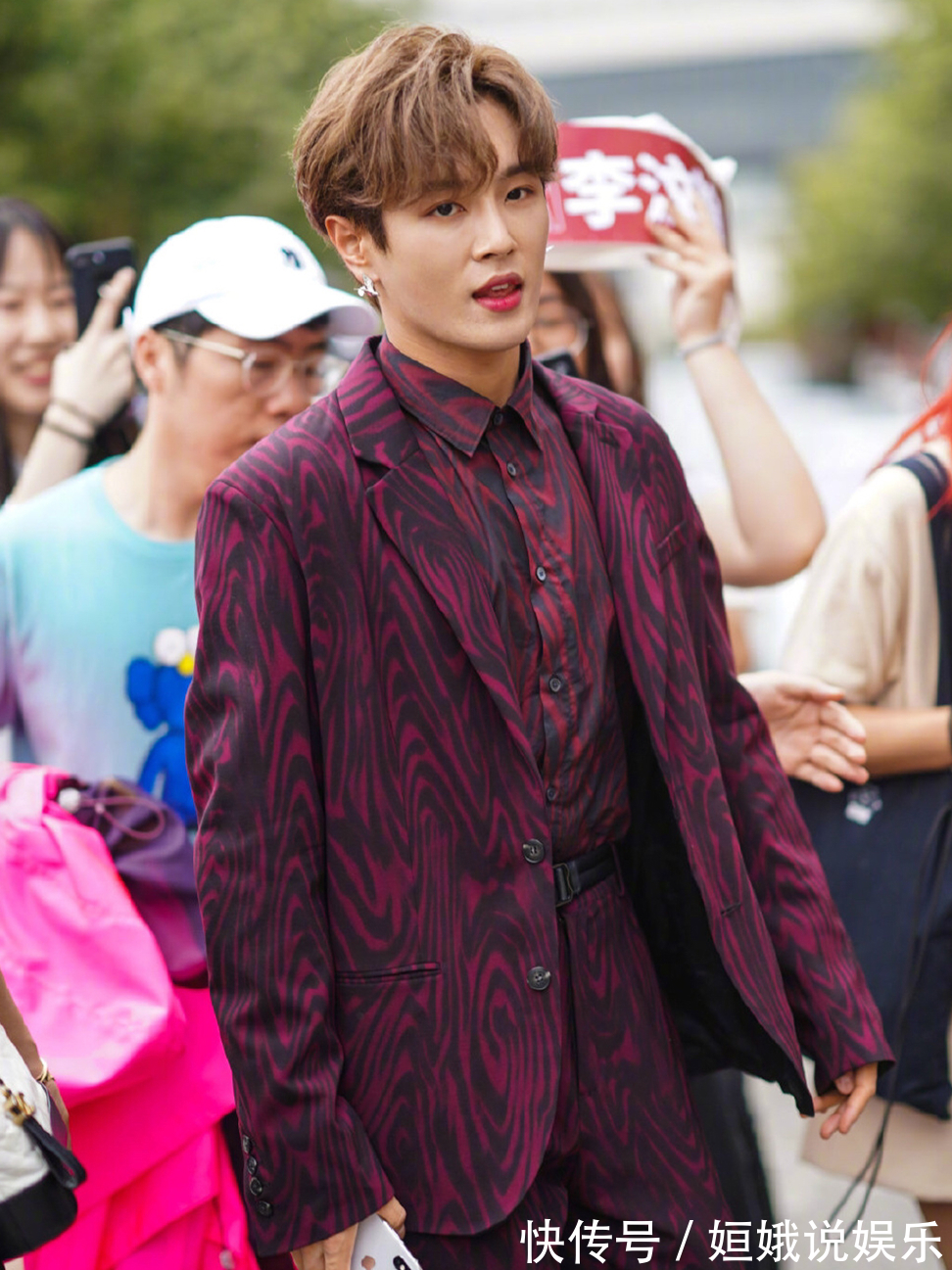斑馬紋|李汶翰衣品成謎明明西裝造型這么帥，卻還硬要搭配熒光粉斗篷