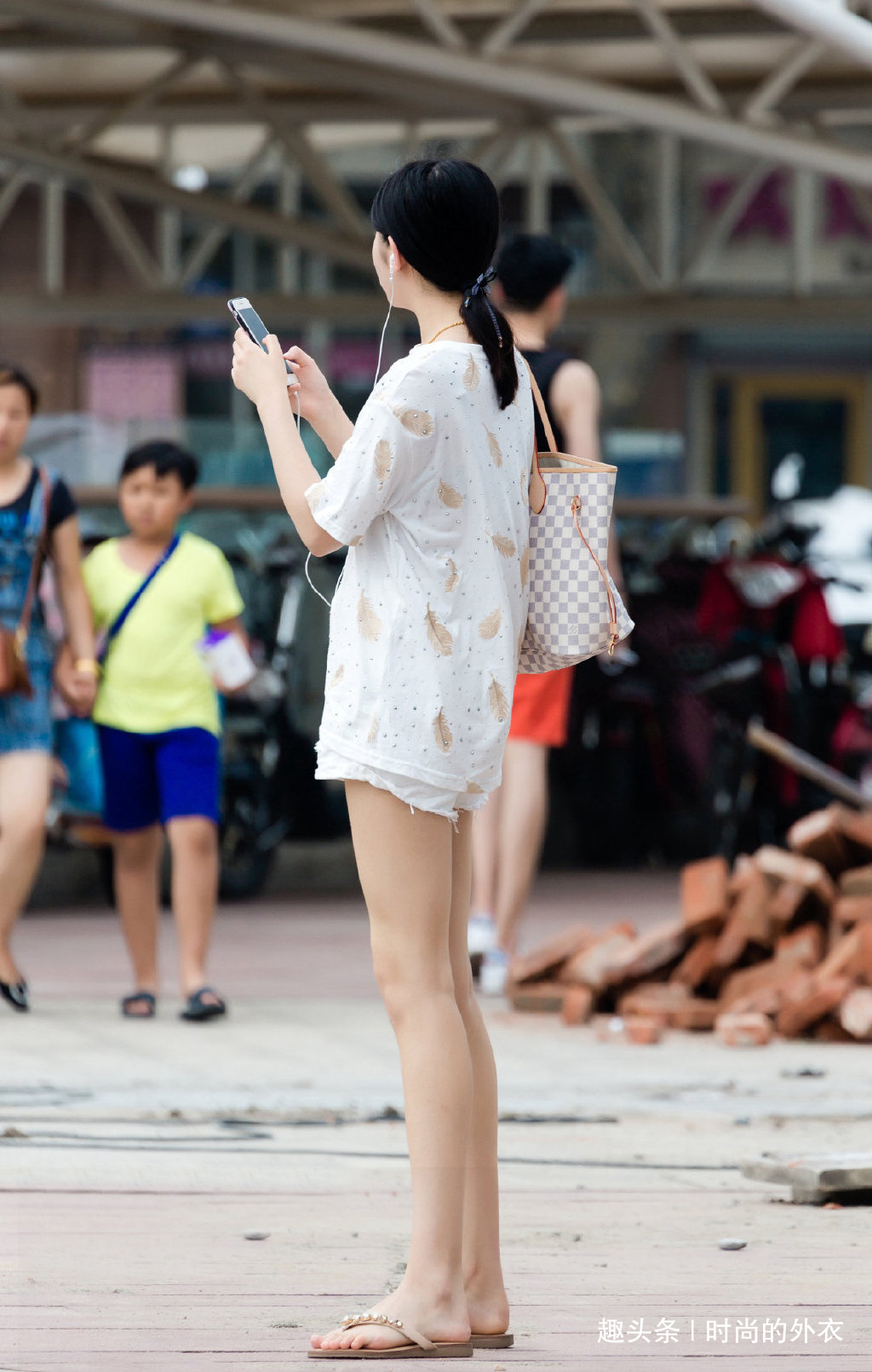 简约|还是年轻女生会穿,短裤搭配羽毛印花T恤,简约洋气又清凉