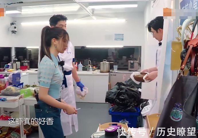 楊超越端起砂鍋準備上菜，劉宇寧發現卻立馬阻止，隨后做法太圈粉