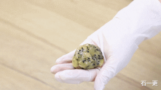 不用烤箱,没有一滴水的花生芝麻酥,一口一个,根本停不下来