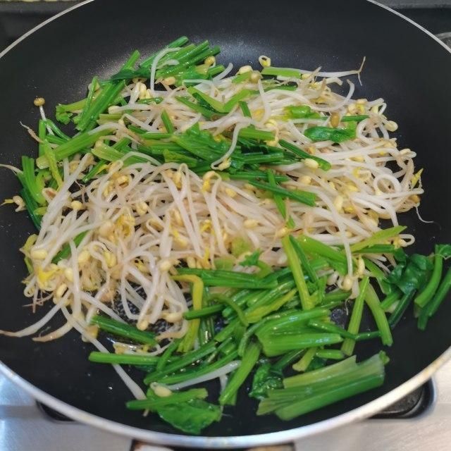 菠菜炒豆芽，家常快手小炒