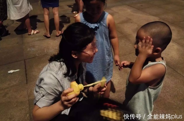 小女孩|“老师”在小女孩手上画图形,孩子沾沾自喜,妈妈看到后直接报警