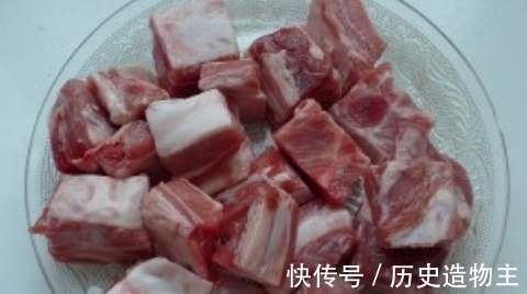 大厨|为何排骨焯水后又腥又柴？大厨：用错水，就别怪排骨难吃不入味！