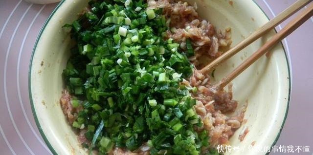 蒸饺好吃有诀窍，学会这样做，皮儿软韧，馅儿鲜香，蒸一锅不够吃