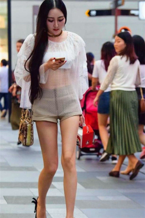 街拍:小姐姐尖下巴樱桃嘴,乌黑的长发,轻薄的白纱透出玲珑身材