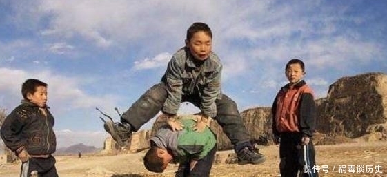 啥意思|俗语“坟后有坑绝人丁,白虎垂头少男愁”啥意思?古人的智慧