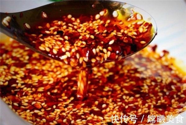 大厨|做辣椒油时,直接淋热油就错了!大厨教你正确做法,辣椒油香又亮
