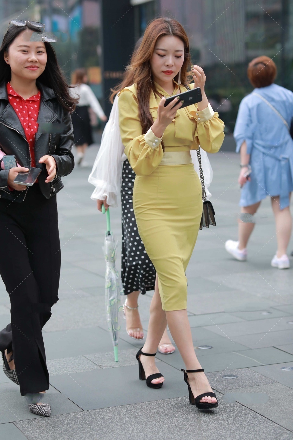 连衣裙|姜黄色收腰连衣裙,勾勒婀娜多姿的身段,搭配大波浪发型时尚大气