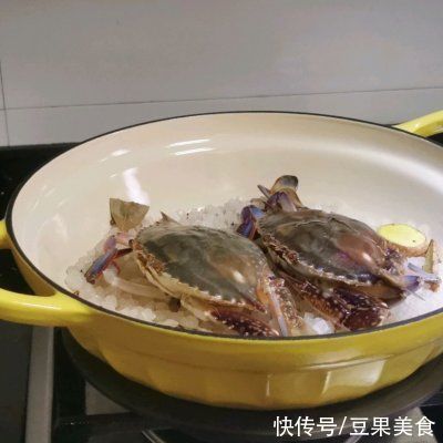 盐焗梭子蟹|10分钟出锅的盐焗梭子蟹，鲜嫩又爽口