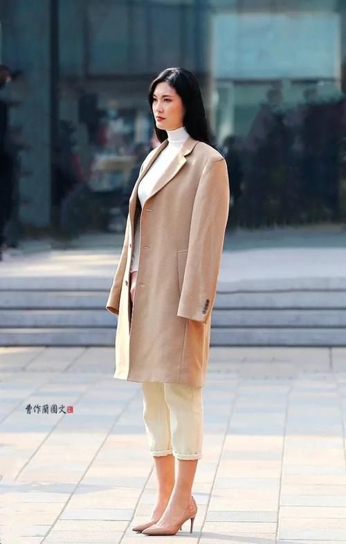 街拍：美女，用尖头细高跟添彩春装