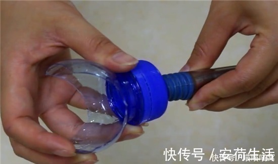 将塑料瓶剪两刀放在扫把上，邻居看见也做了一个，省钱又实用