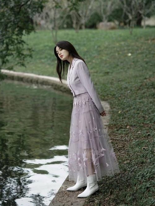 简单即是美，让人意外的同色西装配纱裙，搭在一起超时髦