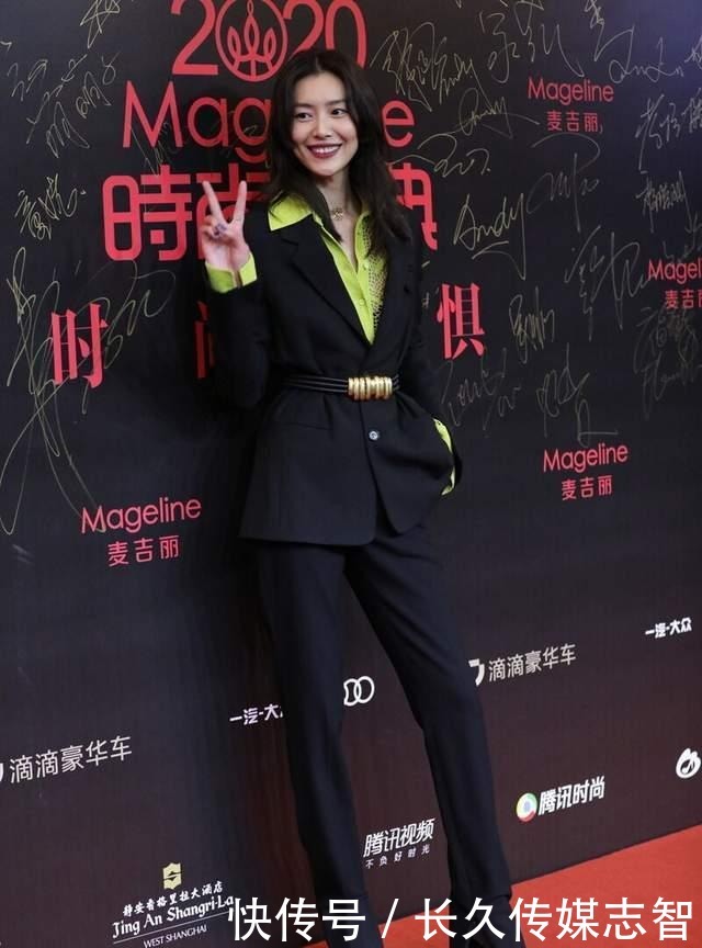 白裤|大表姐刘雯真有范,穿撞色棉衣配小白裤时髦干练,机场也能当秀场