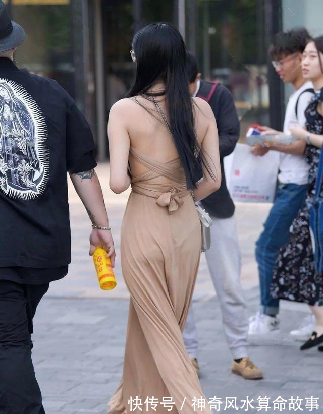 连衣裙 气质优雅“挂脖裙”借助高跟鞋的承托，展现出不一样的知性与韵味！