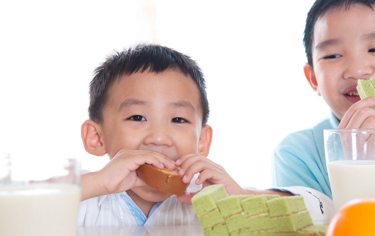 瓜子|85岁儿科教授建议:四种食物易伤娃骨骼,父母最好别再喂